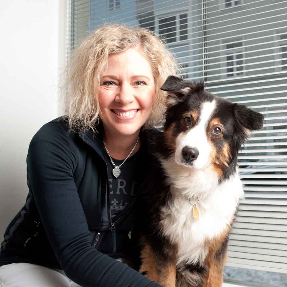Portrait Cordula Gust mit Therapiehund Kiki